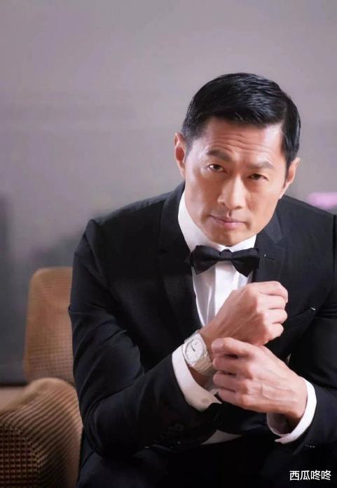 姜受延|精神病母亲抚养长大的黄德斌，如何在TVB党派斗争中夹缝生存下来