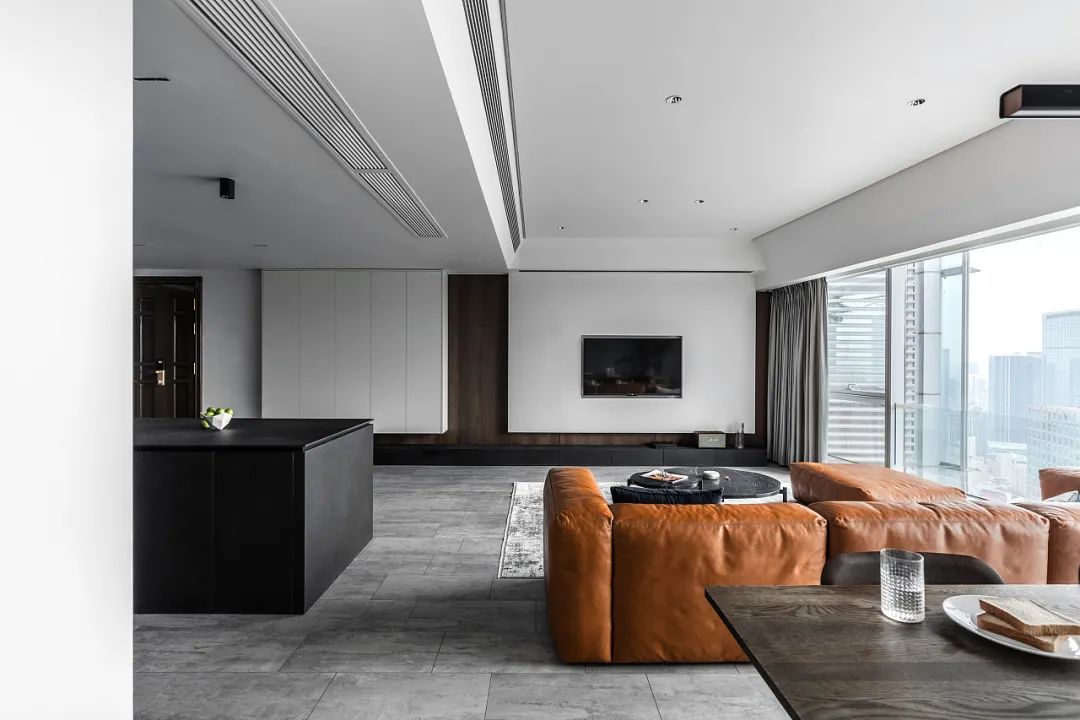 爆改200m2精装房:黑白灰+木色组合,让这个家更显精致!