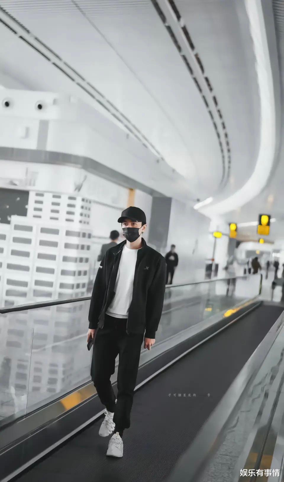 陈晓|陈晓有好事将近?一身运动套装现身机场,戴口罩难掩眼神中的笑容