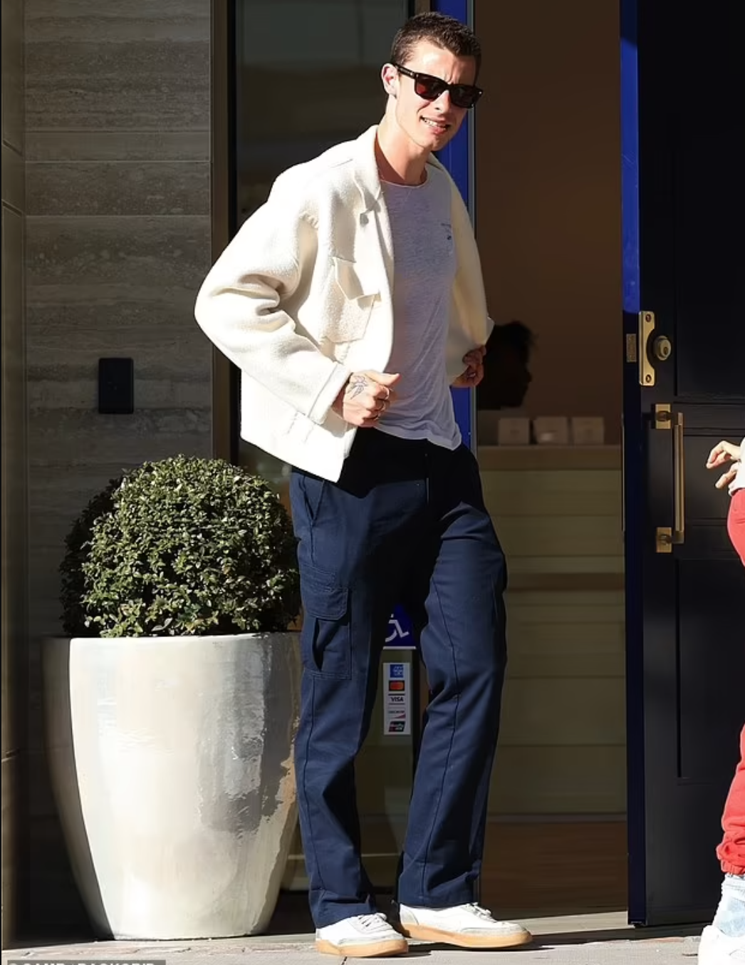 按摩|肖恩·门德斯疑似和绯闻女友约会喝咖啡，女方是大他27岁的按摩师