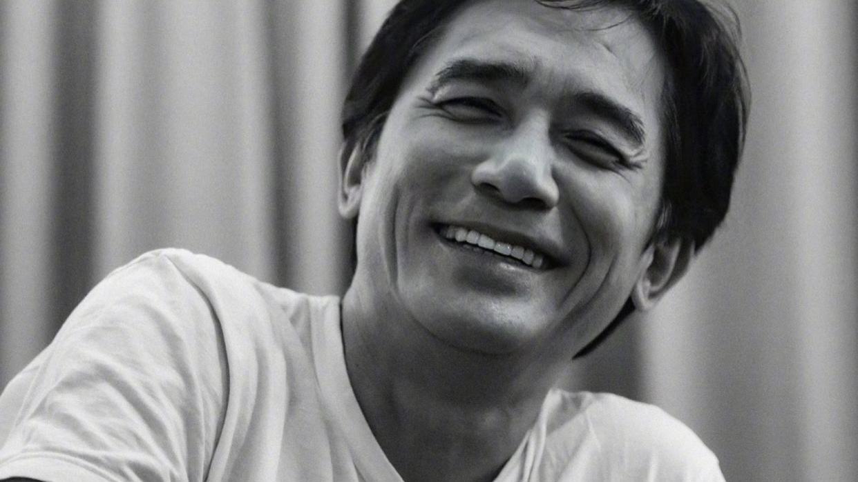 梁朝伟|站姐刘嘉玲镜头下的梁朝伟：与陈可辛开心热聊，不再是社恐小老头