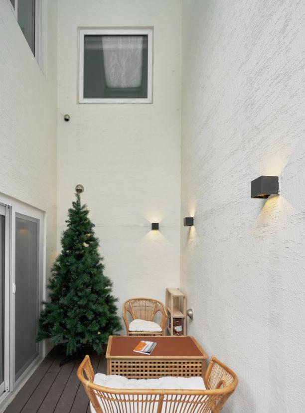 300自建房,挑高客厅全屋白色显极简,天井院子相当舒适!