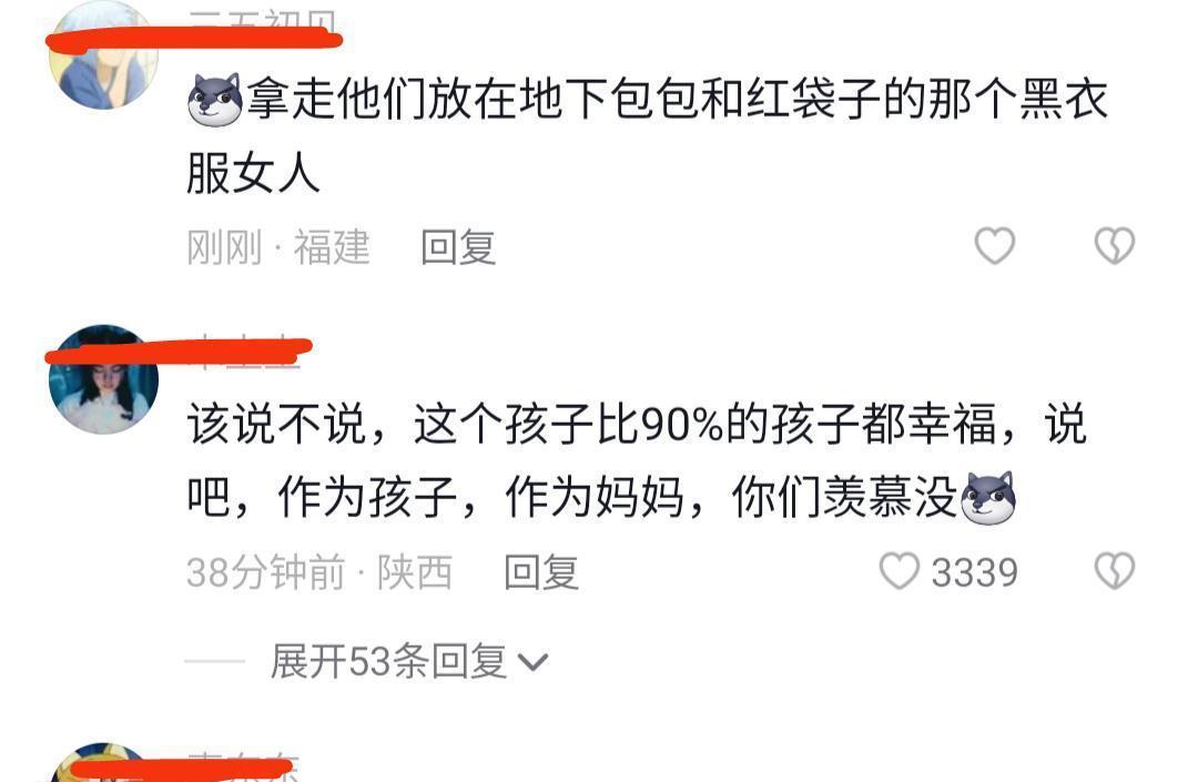 父子俩打扮成“恐龙”去接妈妈，妈妈的反应太有趣，当场划清界限