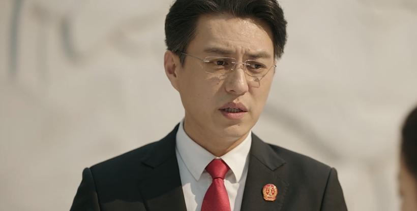 制服|底线：为求真实性，让法官穿着制服上下班的导演，反被现实打了脸