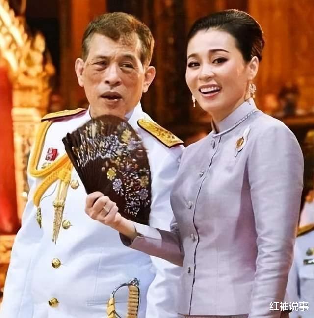 苏提达|苏提达放飞自我！身穿一字肩礼服好性感，惹得70岁泰王频频回头