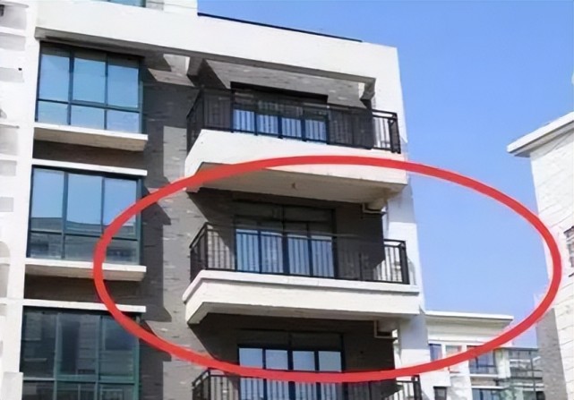 老婆嫌家里小,硬要把阳台改成“卧室”,没想到邻居却上门投诉!