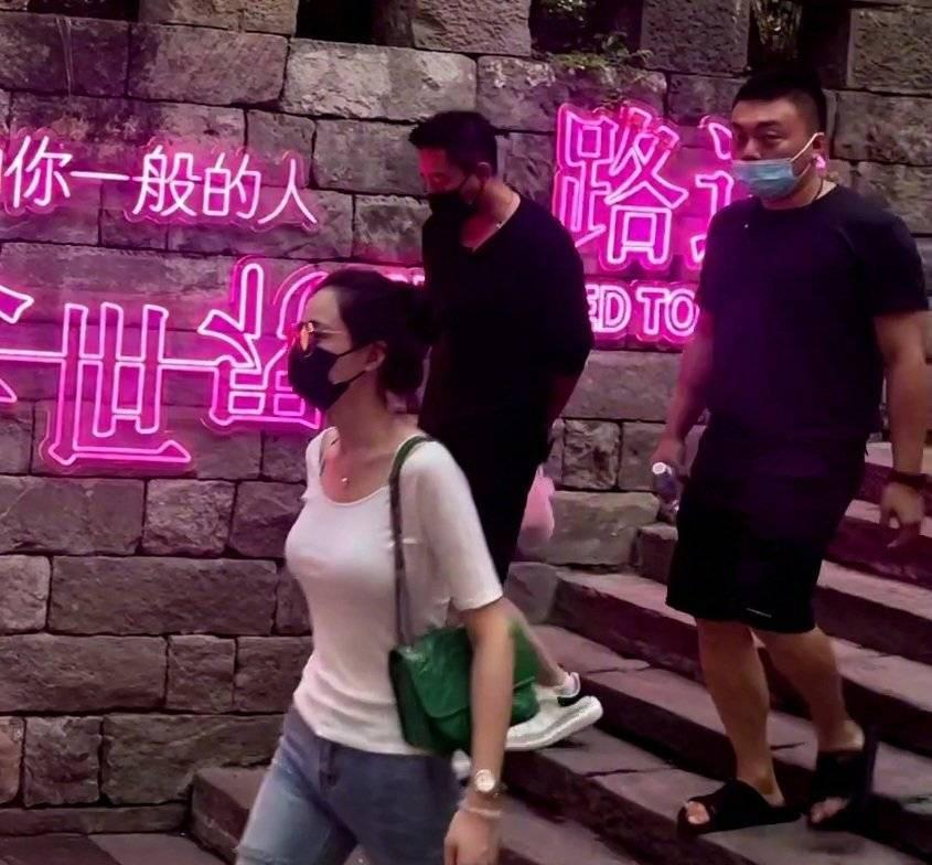 汪小菲|41岁汪小菲亲密照曝光！女方长腿显眼气质知性，身材颜值不输大S