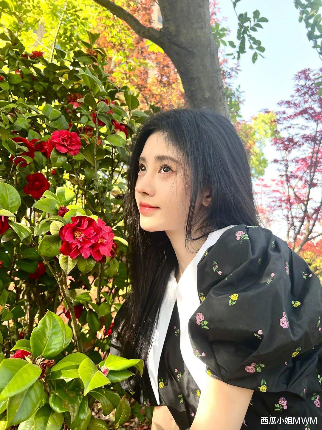 杨幂|没有红毯怎么办？杨幂和鞠婧祎发照片继续内卷 | 谁最美