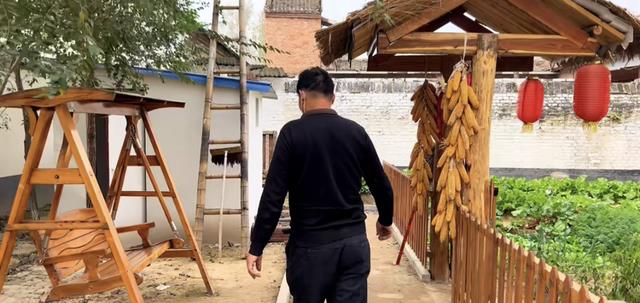 朱之文|大衣哥首次展示书房内景，墙面糊满年代画，架子码放“珍贵收藏”