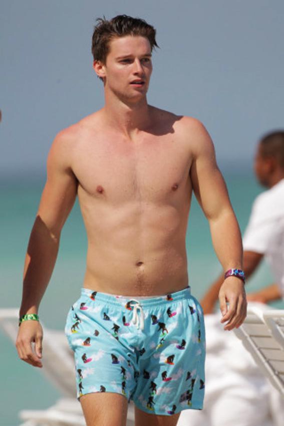 阿诺德·施瓦辛格|施瓦辛格28岁长子与模特女友意大利度假，大秀腹肌荷尔蒙爆表太帅