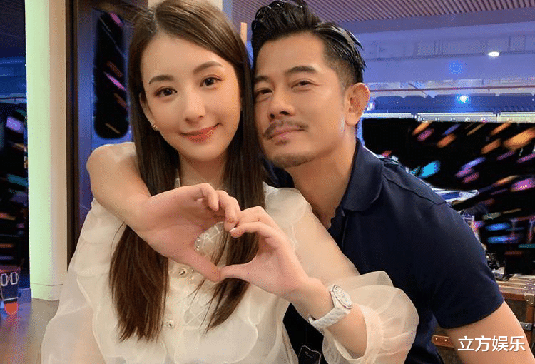 方媛|方媛晒的玫瑰只值几百块?身体语言看出她眼里满是失落!