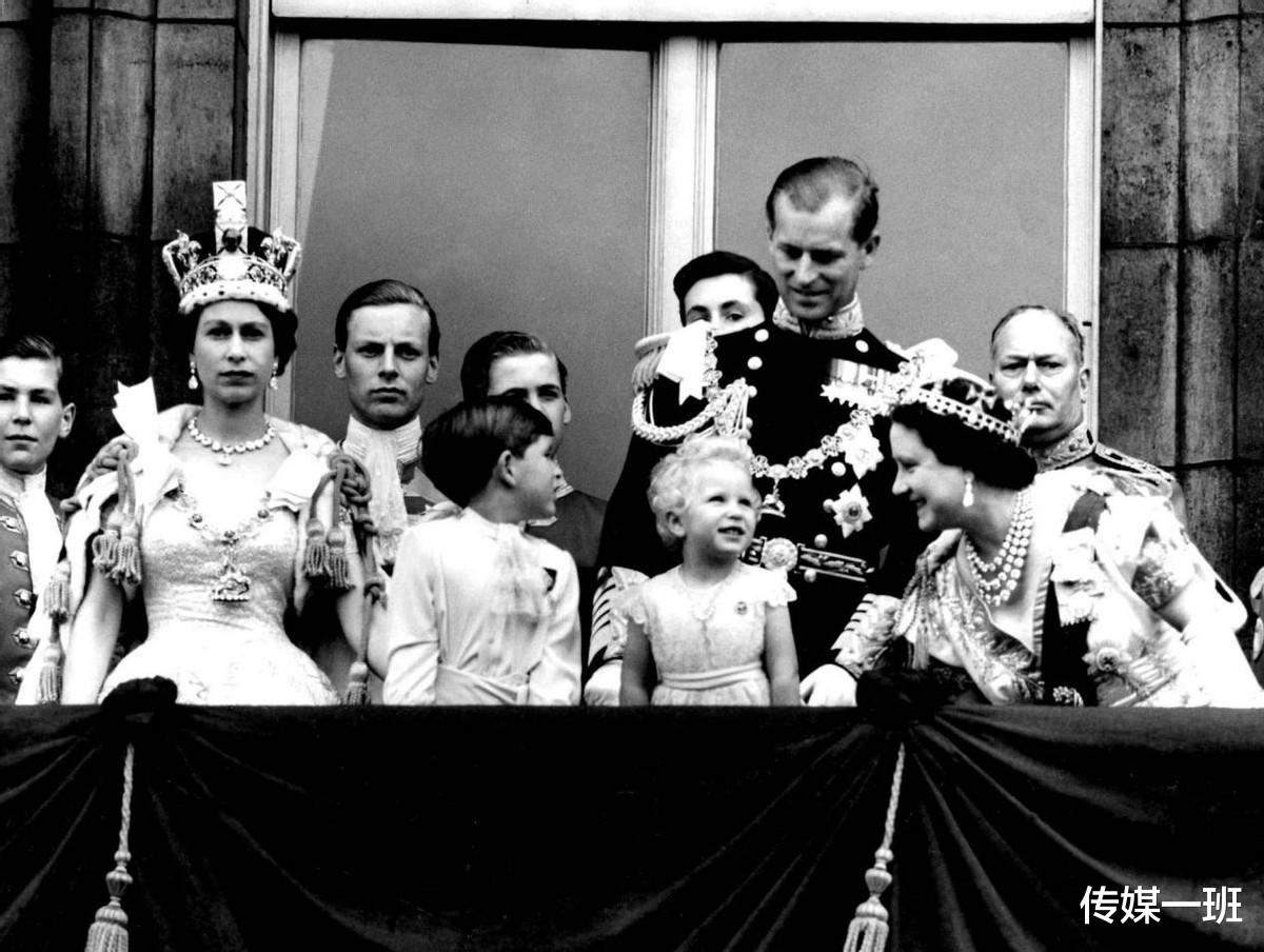 英国女王与菲利普亲王的74年:始于一见钟情,终于婚姻的苟且