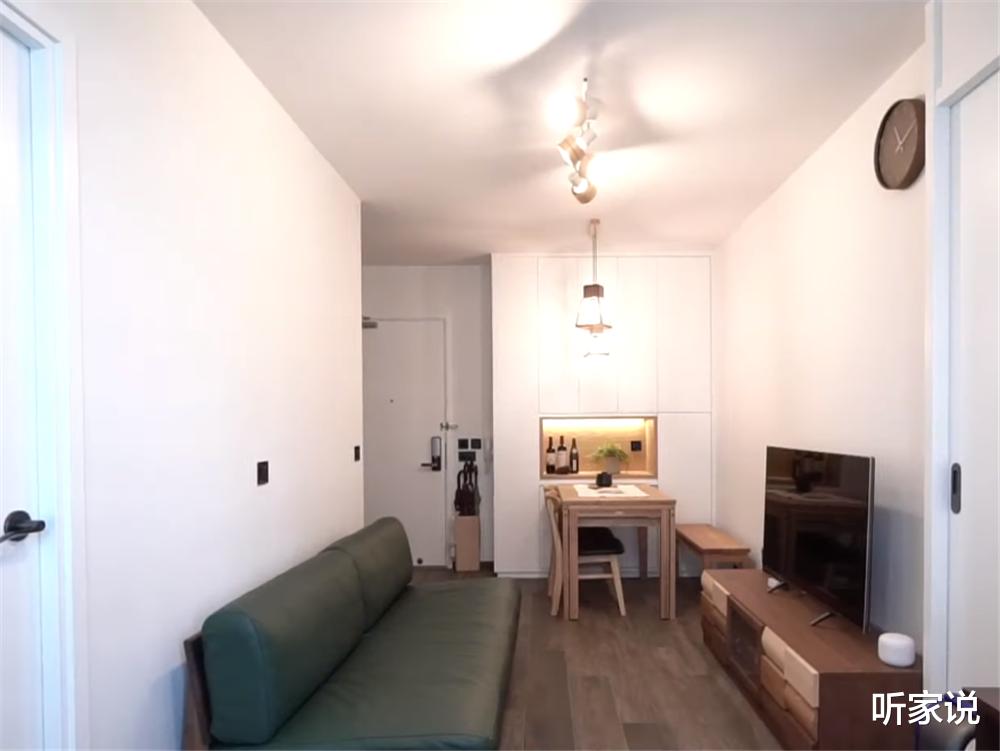 香港一家四口挤进44㎡小家，利用衣柜当隔断，两室“豪装”成三室