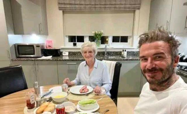 贝克汉姆|贝克汉姆和母亲合影!亲手下厨准备午饭,母子二人笑得很开心