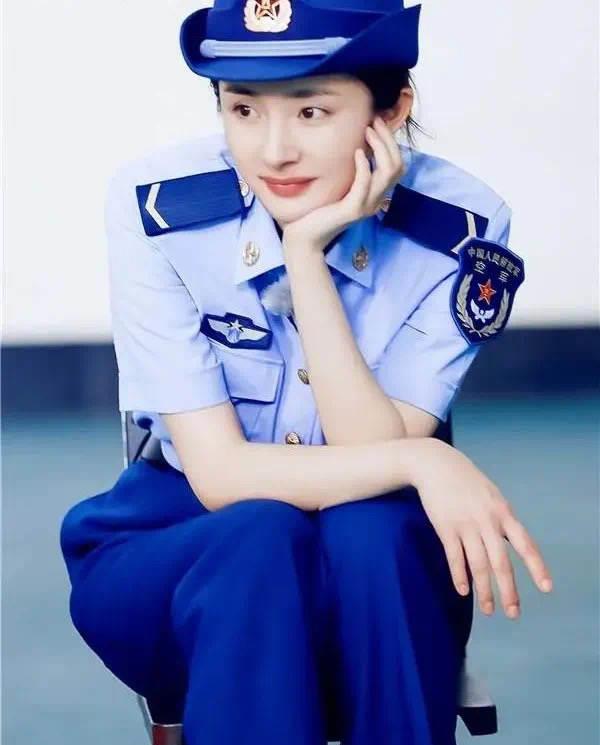 同样是“女警照”,把颜丙燕和杨幂等人放在一起看,差别就出来了