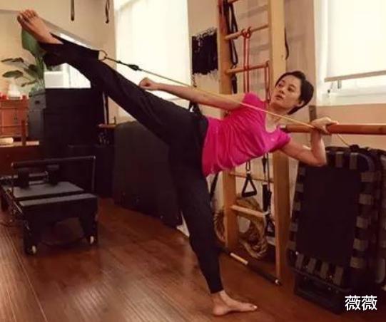 吕良伟|三婚的吕良伟，娶10亿身家老婆，63岁身材健美，还自己开私人飞机