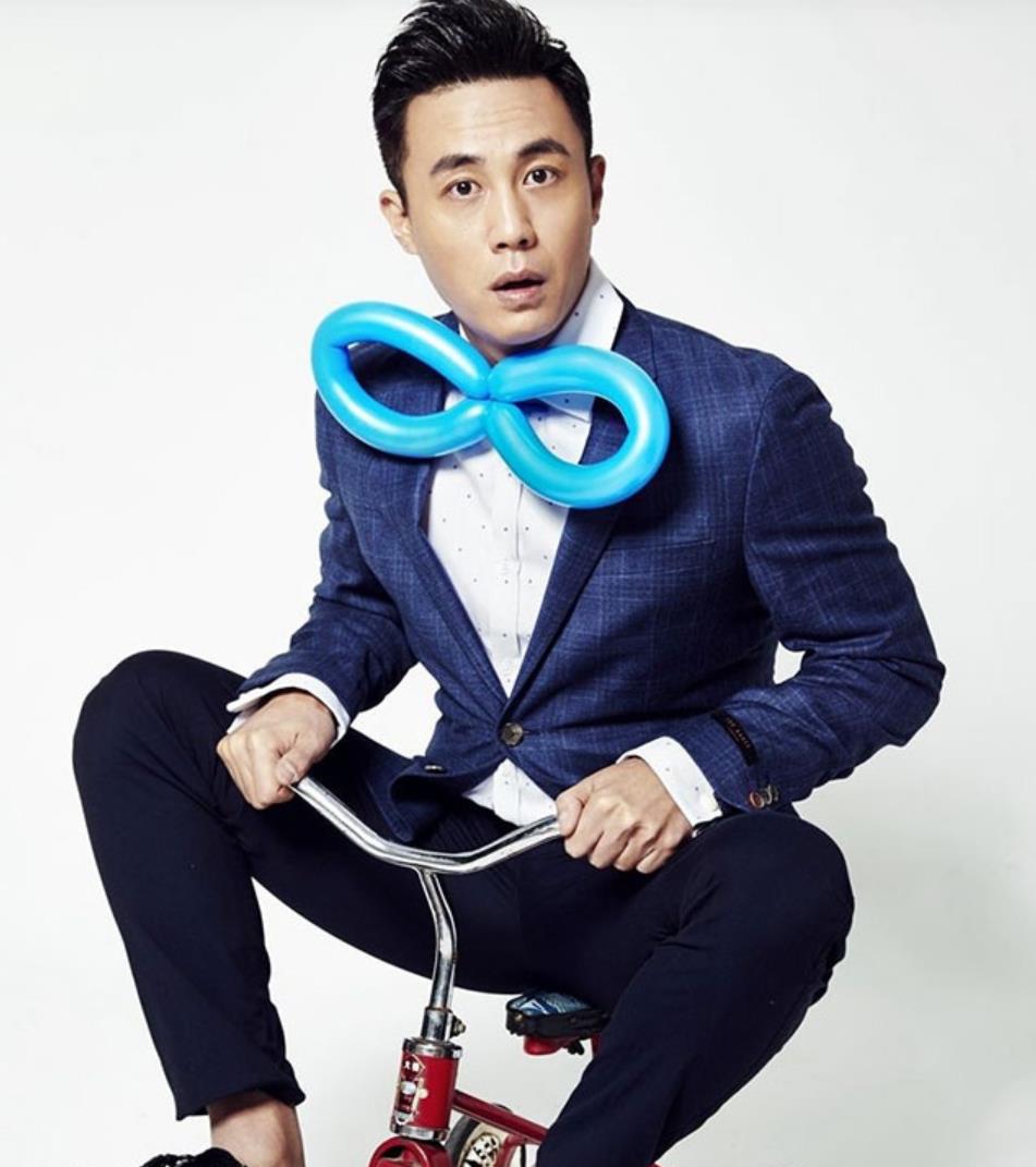 晒晒杜淳现实中的家,装修陈旧布置简单,墙面甚至还有点发霉痕迹