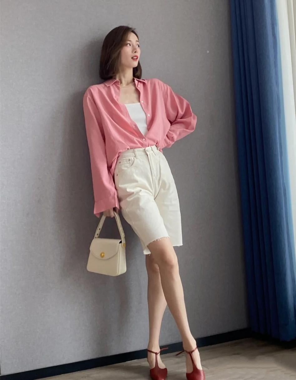 衬衫不一定要塞进裤子、裙子,今年流行“衣摆盖住胯”,时髦好看