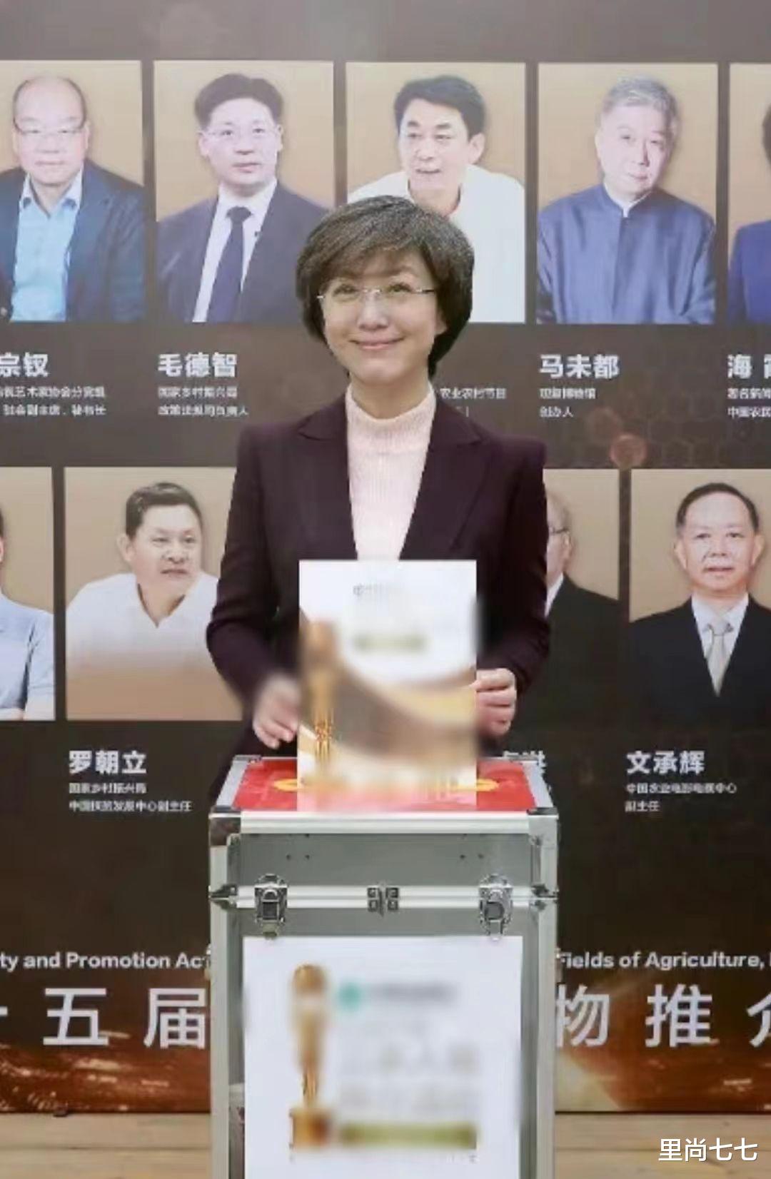 沈阳|海霞罕见现身活动,头发花白50岁气质超群,素颜的样子太好看了