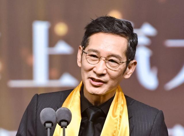 王劲松|任嘉伦再得大奖,与唐国强王劲松同框,华鼎奖惹争议,被指责霸屏