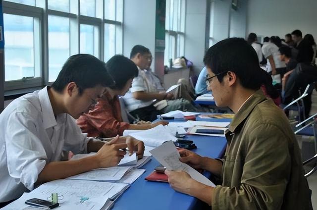 住房公积金|公务员工资仅4000,但家里普遍好几套房,他们的哪里来的钱?