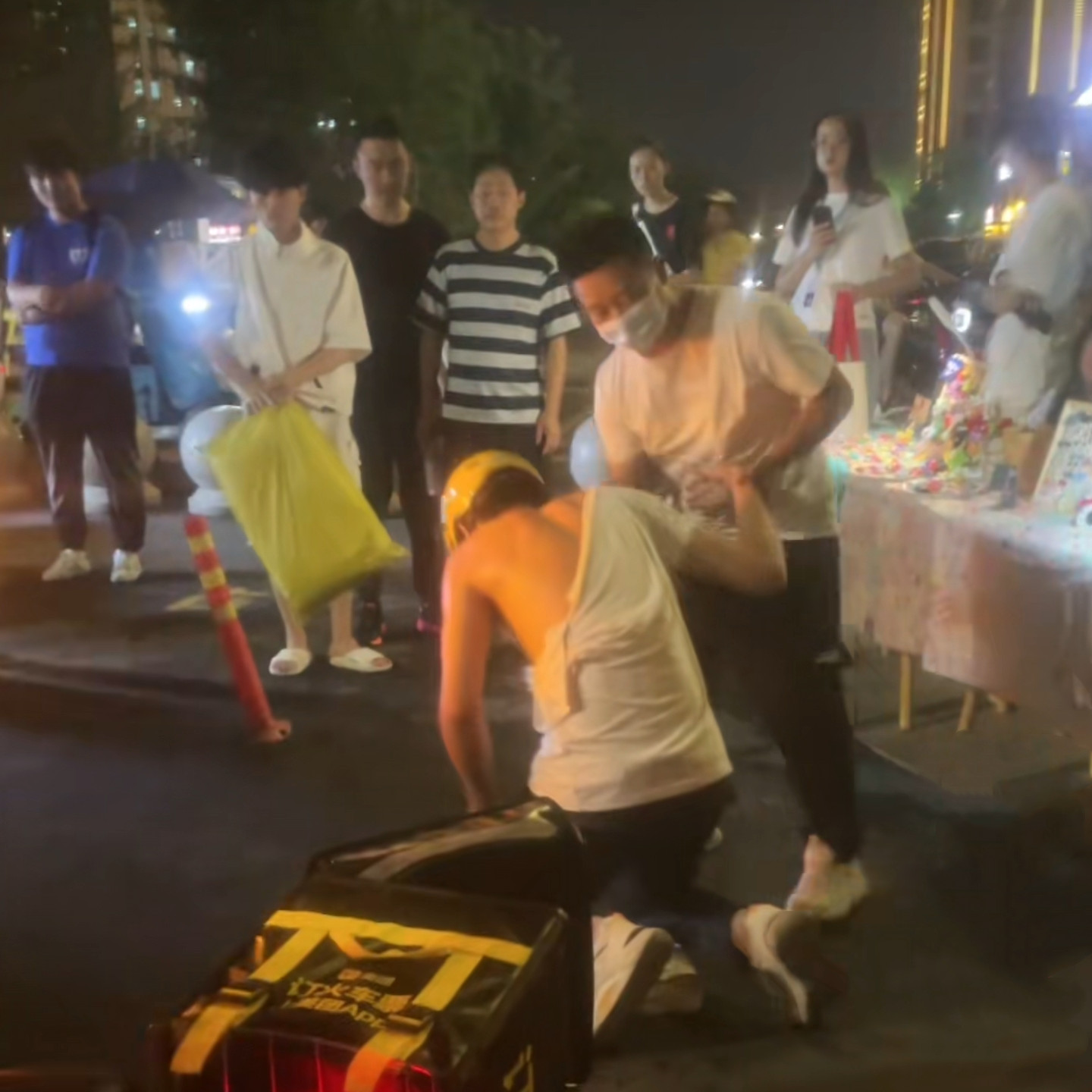 浙江一外卖员撞车想跑,被车主拉扯破衣服后,当场下跪求原谅