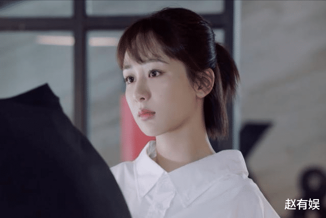 杨紫|杨紫美出新高度，瘦成“纸片人”软萌可爱，手上戒指暴露感情状况