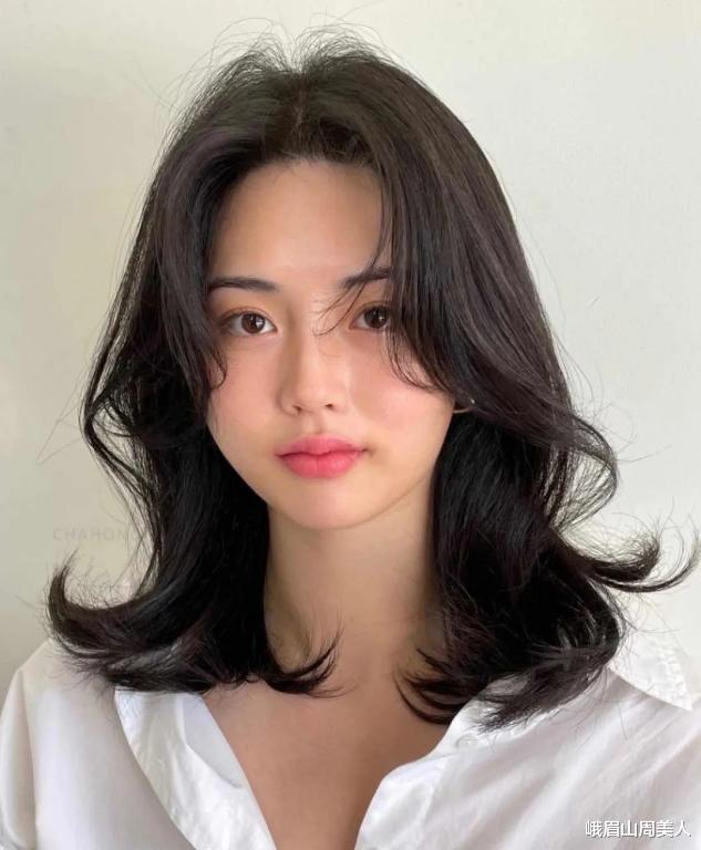 发型 奔四奔五的女人,过年试试这3款“减龄发型”,洋气还有气质