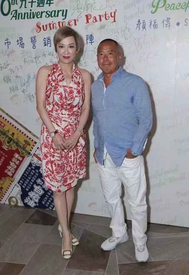 穿衣搭配 周润发前妻依旧“性感辣眼\