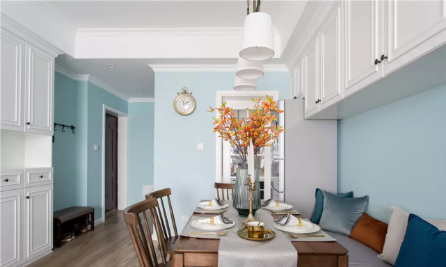 102平美式二居室，卧室蓝白配有一种清新浪漫的氛围