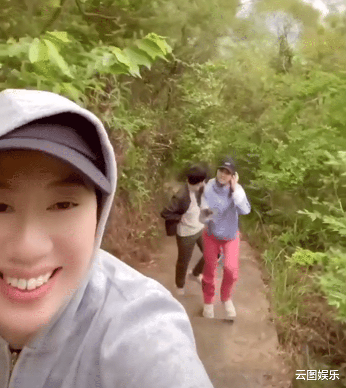 甄子丹|甄子丹端午节回农村祭祖！与家人给祖先鞠躬，称不要忘记自己的根