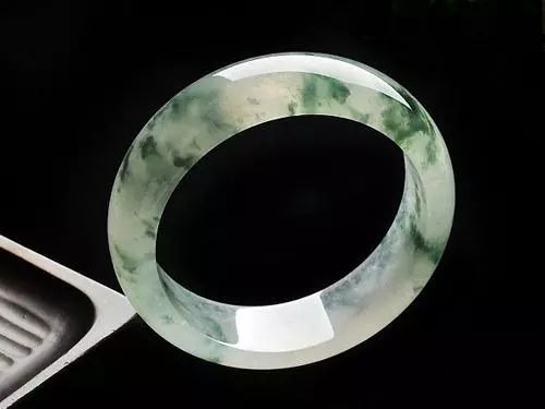 玉雕|入圈8年,小伙80000挑战蒙头料,切开呼声震耳欲聋,专家估价...