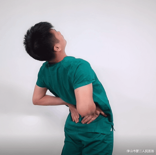 00后|8月8日是全民健身日 | 拯救久坐不动的你，这几个运动在办公室也能做！