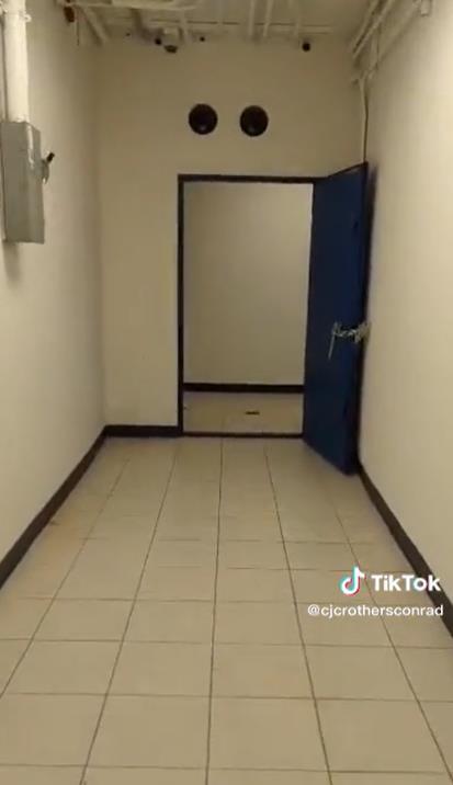 网上租的豪华民宿竟有"隐藏地堡"网友顺藤摸瓜,挖出一桩离奇命案