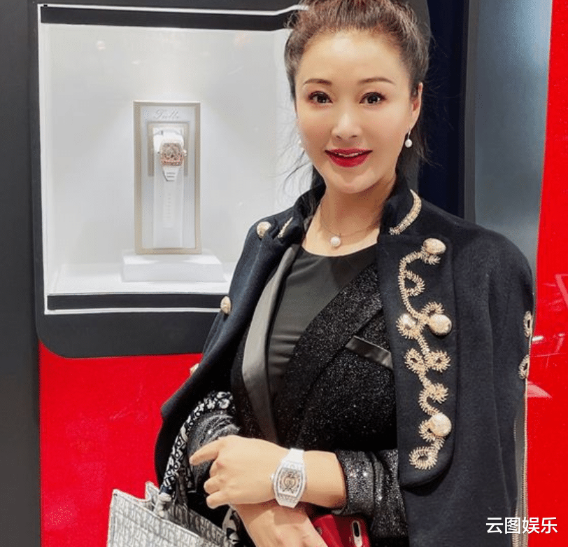 郭金|TVB女星郭金近照,穿皮草戴翡翠显奢华,已成内地珠宝公司董事