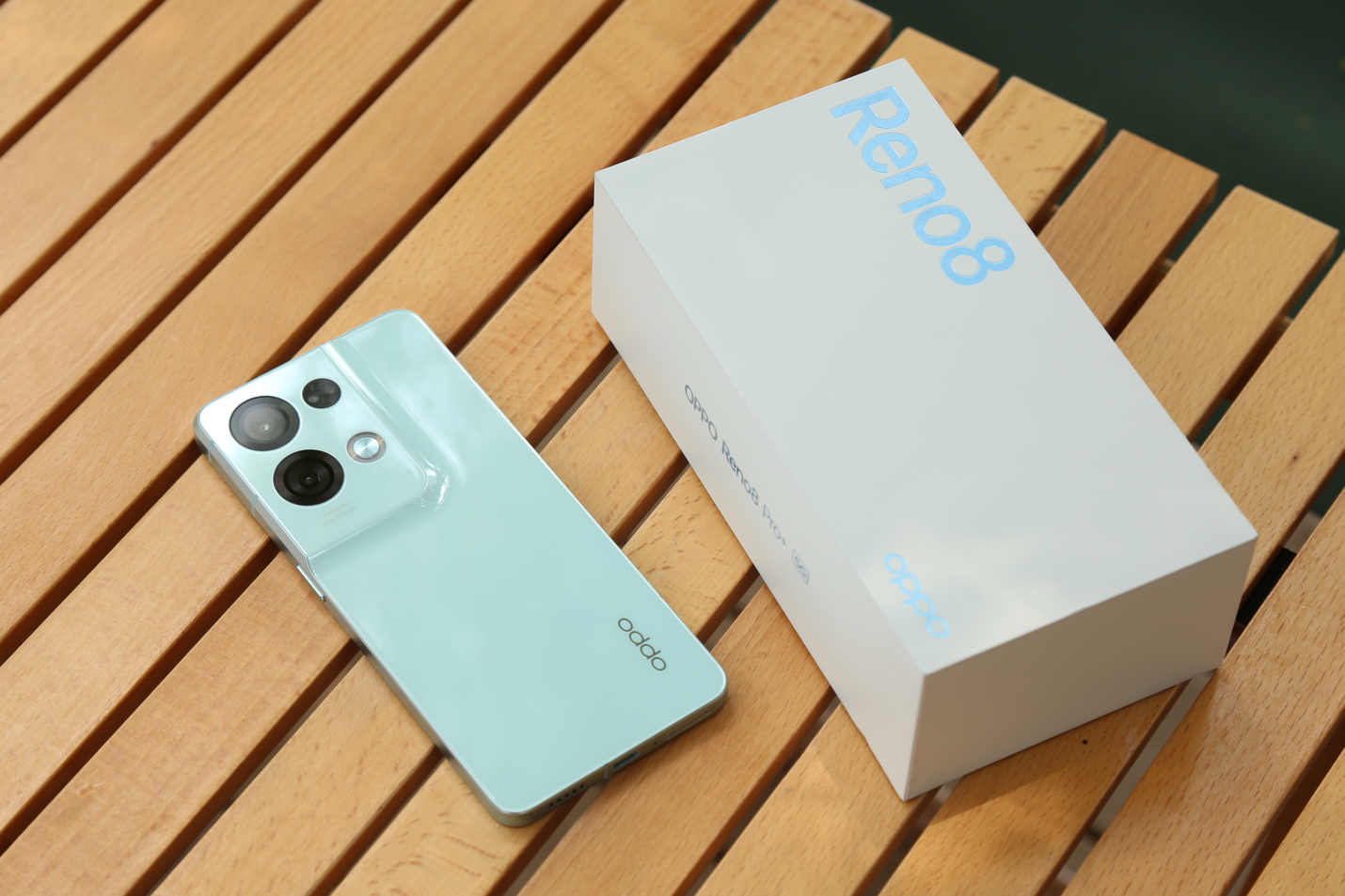 oppo reno|颜值党大爱！流云双镜+直角边框，Reno8 Pro+质感手感皆是上乘