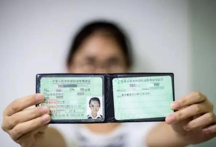安徽卡车夫妻：为了省钱从不租房，24小时在车上，夜幕降临最难熬
