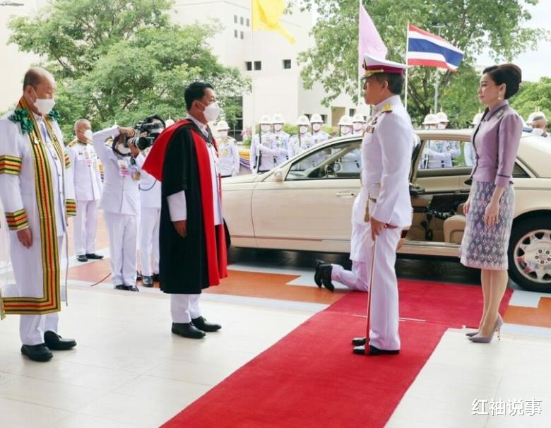 苏提达|?苏提达穿现代装翻车,肩膀前倾身材五五分,跟在泰王身后似小跟班