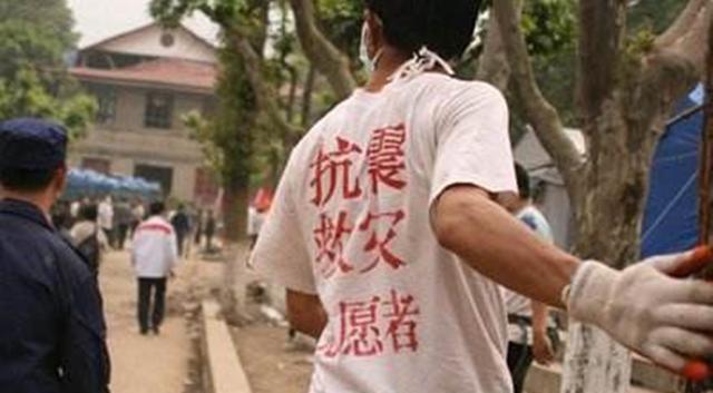 97年为二斤肉他抢劫潜逃,11年后成英雄自首,女友:多少年都等你
