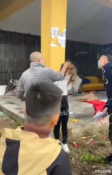 女孩被捆绑示众,遭一群男子“一百种办法”殴打凌辱!
