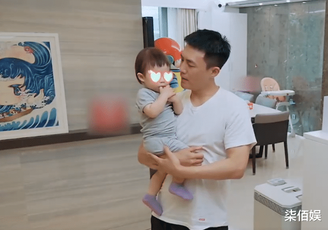 杜淳|杜淳晒王灿视角带娃照,与女儿牵手遛弯,还陪蛋饺玩跷跷板好宠溺