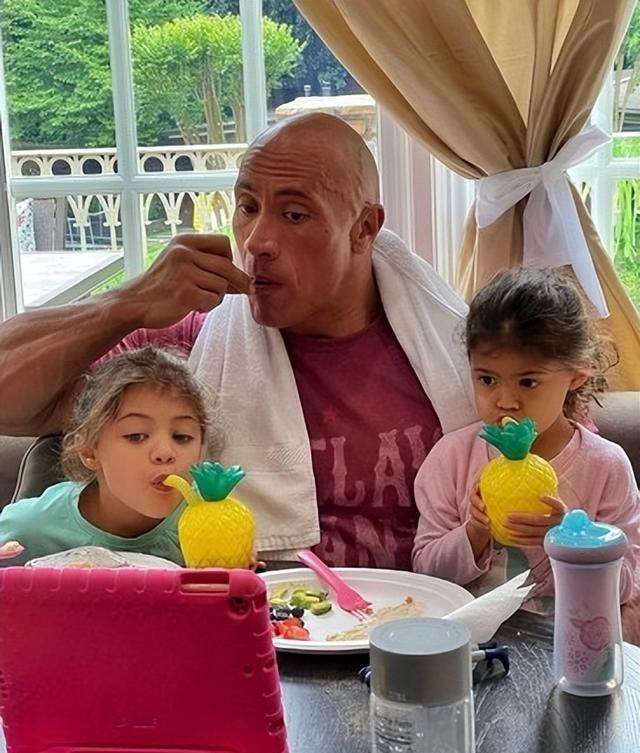 迪士尼公主|巨石强森的3个女儿:都避开了父亲的“基因”,漂亮如迪士尼公主