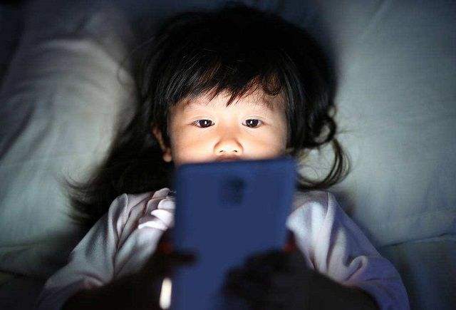 招聘|妈妈一走，奶奶就把手机给孙女，听着动静赶紧收起来，是在欺骗谁