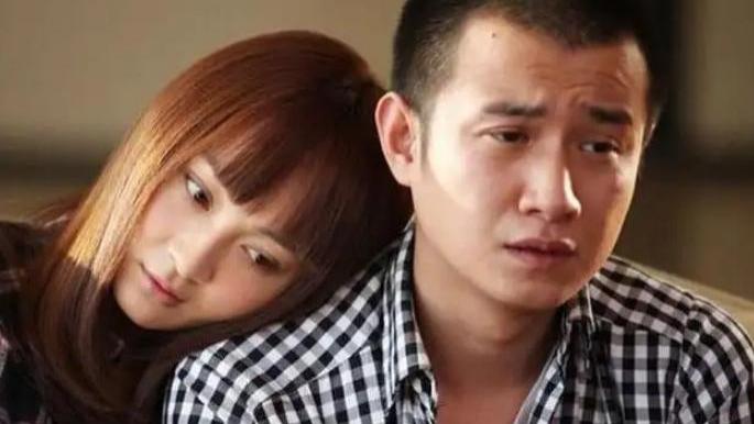 姚笛|姚笛被传婚变后露面，与2个粉嫩壮汉贴身合影，满脸笑容藏不住