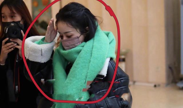 赵丽颖|赵丽颖央视门口被围堵！一路狂奔躲代拍，中指的“钻戒”意外抢镜