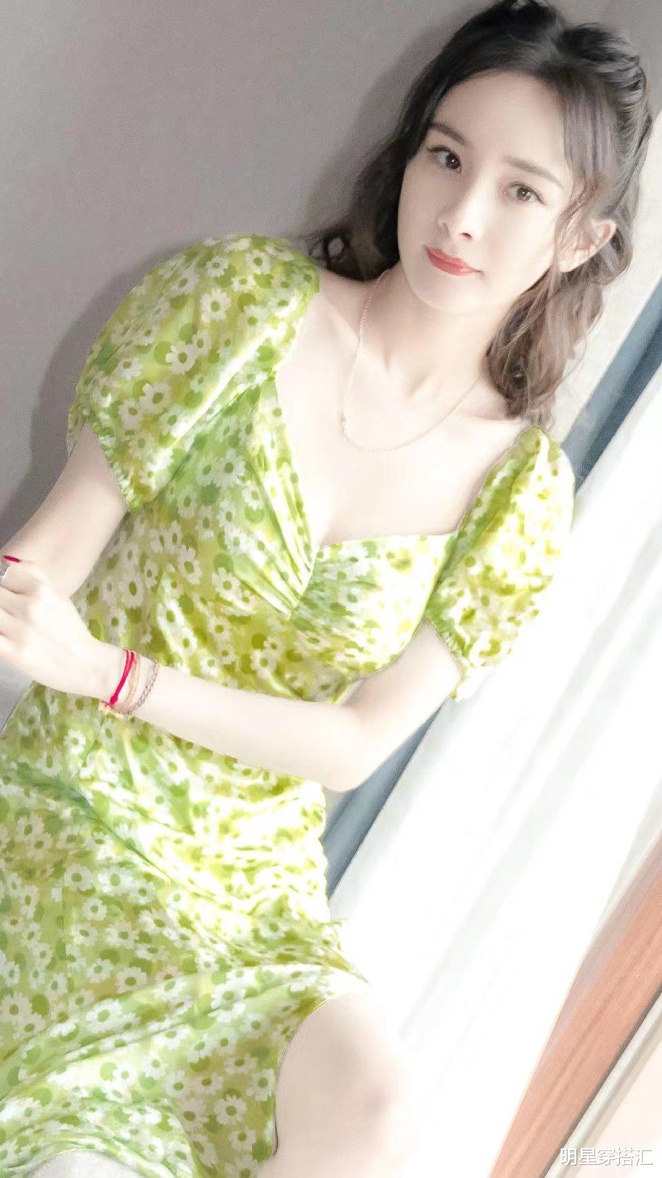 杨幂线上演唱会私服照,穿绿色碎花裙,清新元气