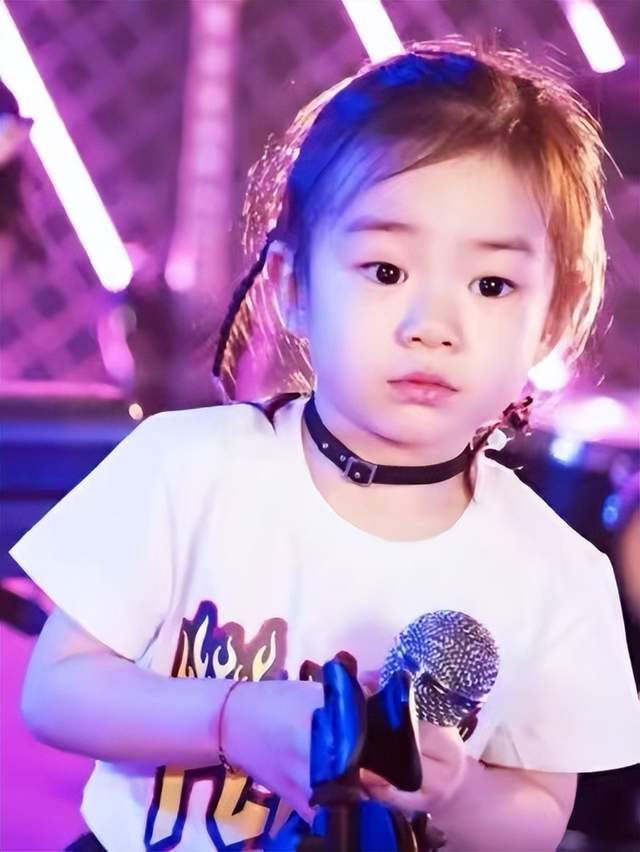 戚薇|戚薇挺孕肚逛街，步伐缓慢双腿浮肿明显，7岁女儿身高到妈妈胸部