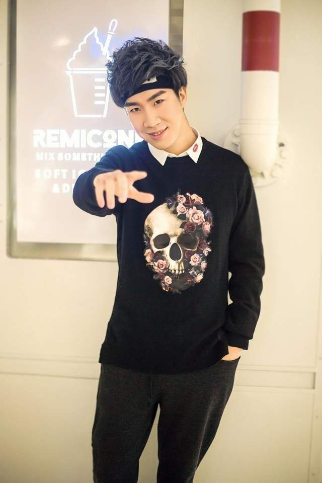 LOL头部主播骚男官宣停播，原因引粉丝泪目：这两年快乐不起来！