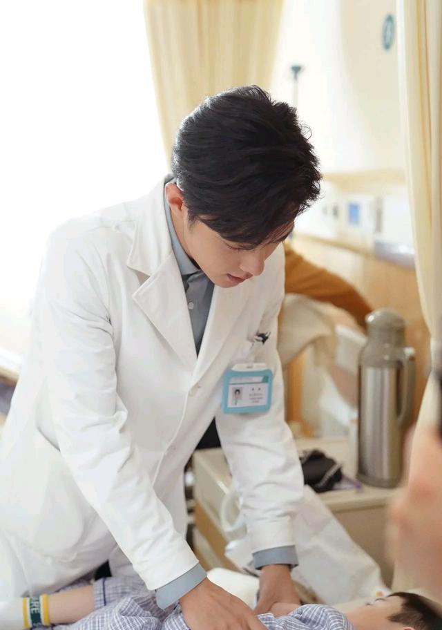 顾魏|肖战蝉联剧集角色新媒体top1，顾魏眼中的落寞和酸楚令人心碎！