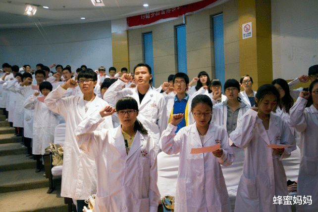 考研|人大教授坦言，学医才是普通学生最好的出路，但网友有不同看法